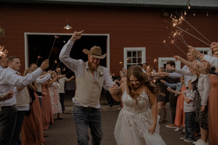 The 12 Best Oregon Barn Wedding Venues